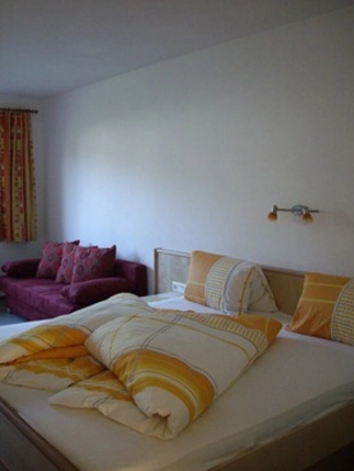 Innenansicht Ferienwohnung Zimmer Bett und Sofa